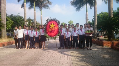 Cán bộ Giáo viên, nhân viên và hoc sinh trường Tiểu học Thạch Bàn A dâng hương kỷ niệm 69 năm Ngày Thương binh - Liệt sĩ 